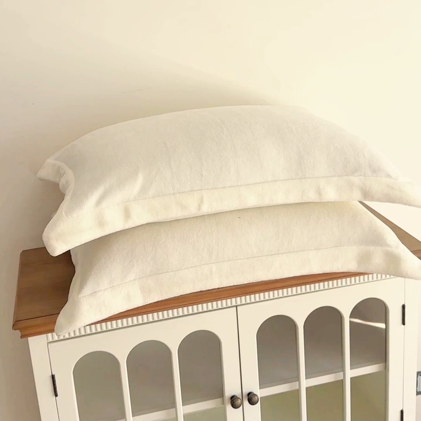 91家纺网 家纺一手货源 找家纺 好阁家纺 2025新款200克牛奶绒纯色枕套 奶芋白