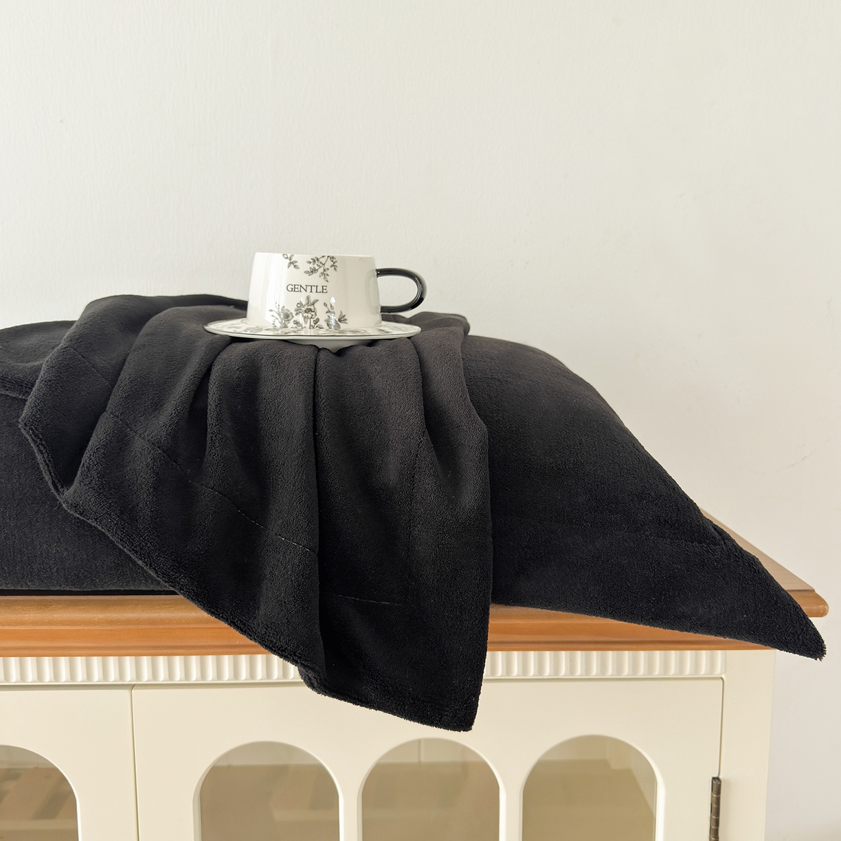 91家纺网 家纺一手货源 找家纺 好阁家纺 2025新款200克牛奶绒纯色枕套 石墨