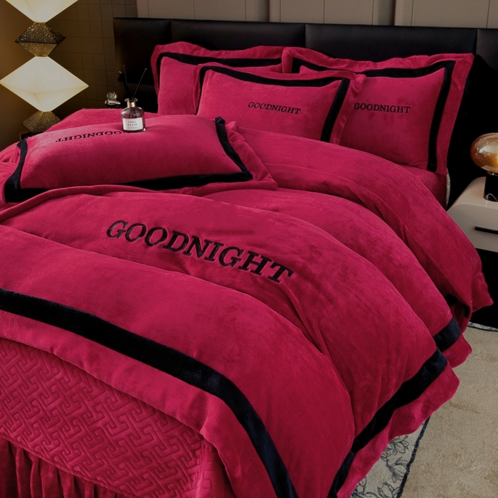 91家纺网 家纺一手货源 找家纺 （总）畅畅家纺 2025新款亲肤舒适双拼牛奶绒纯色绣花床盖四件套