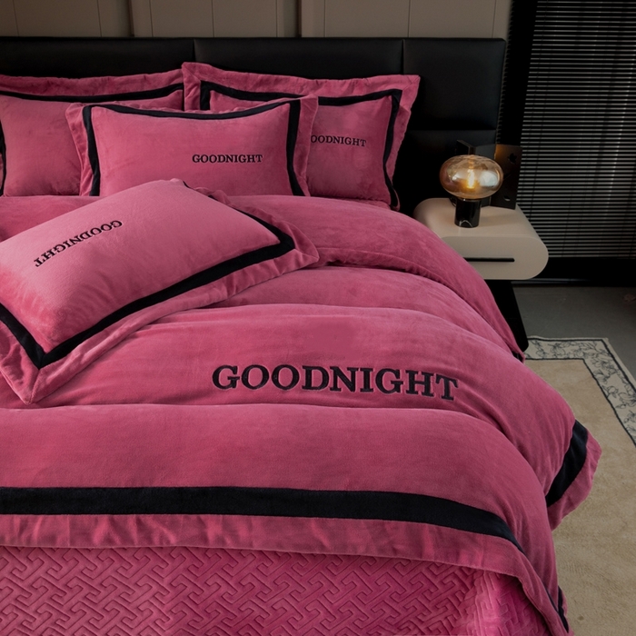 91家纺网 家纺一手货源 找家纺 （总）畅畅家纺 2025新款亲肤舒适双拼牛奶绒纯色绣花床盖四件套