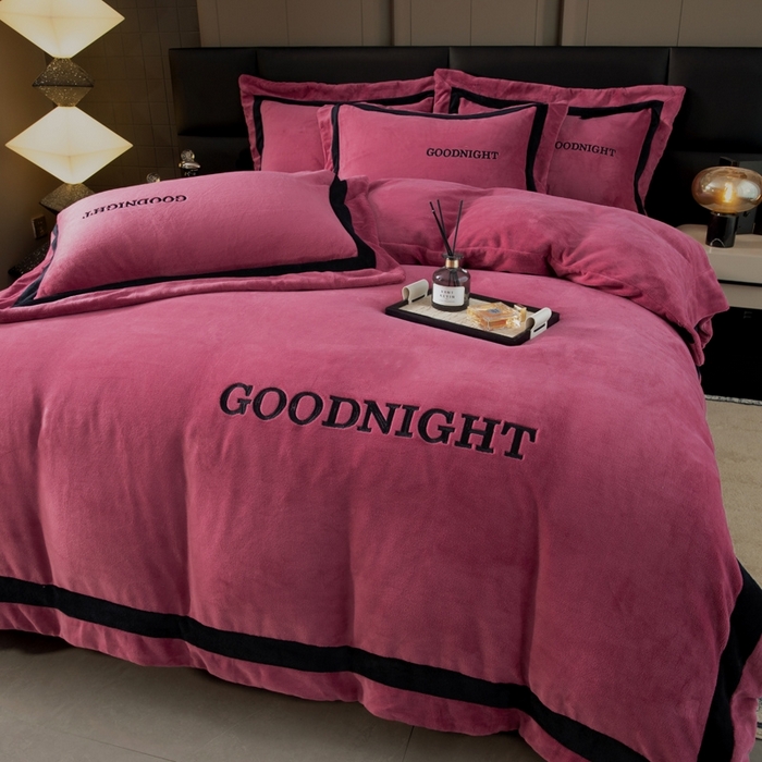 91家纺网 家纺一手货源 找家纺 （总）畅畅家纺 2025新款亲肤舒适双拼牛奶绒纯色绣花床盖四件套