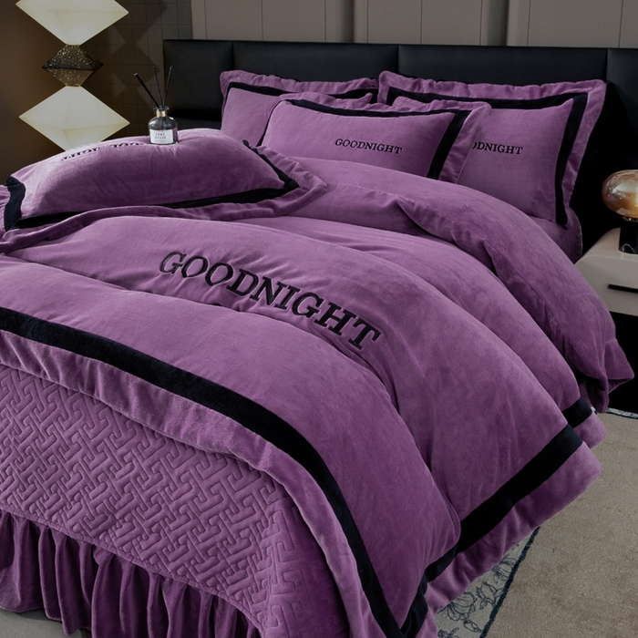 91家纺网 家纺一手货源 找家纺 畅畅家纺 2025新款亲肤舒适双拼牛奶绒纯色绣花床盖四件套 紫色