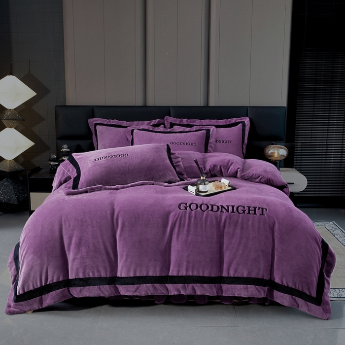91家纺网 家纺一手货源 找家纺 畅畅家纺 2025新款亲肤舒适双拼牛奶绒纯色绣花床盖四件套 紫色