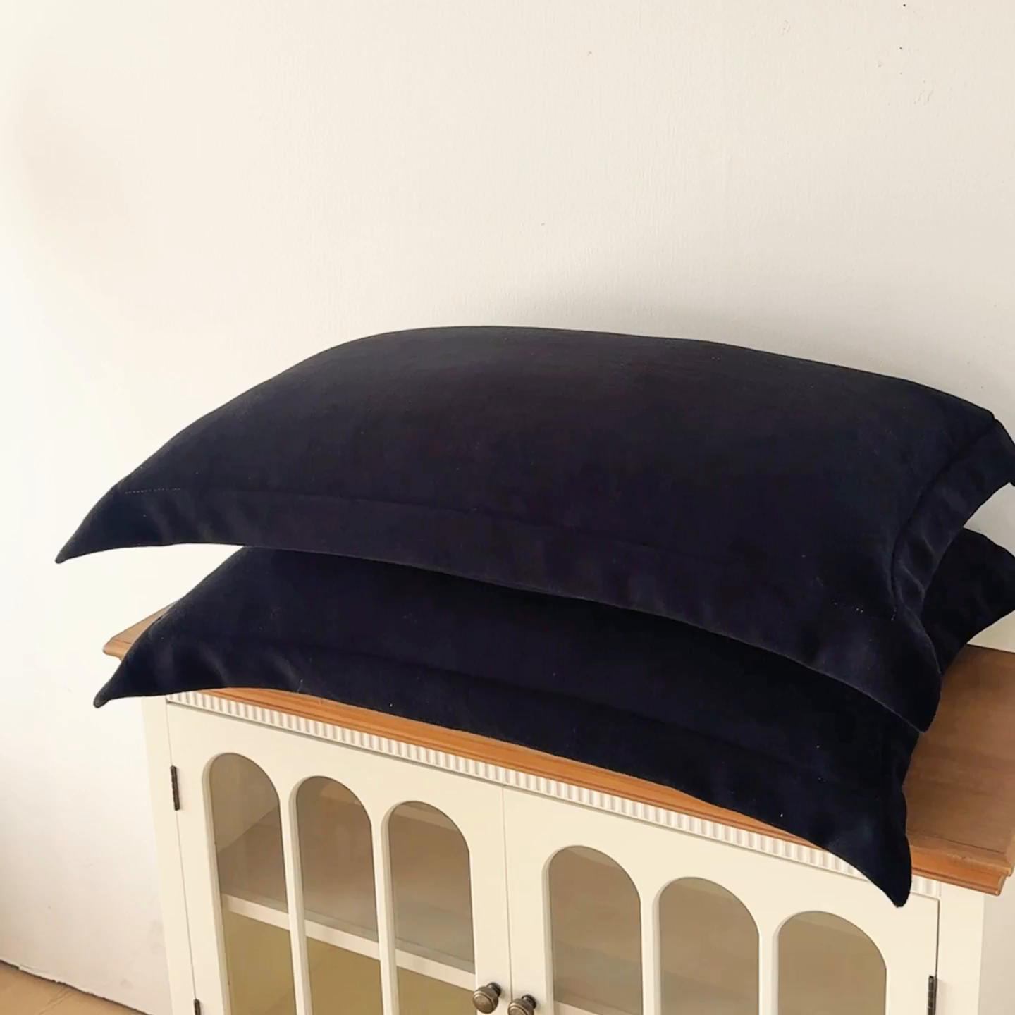 91家纺网 家纺一手货源 找家纺 好阁家纺 2025新款200克牛奶绒纯色枕套 石墨