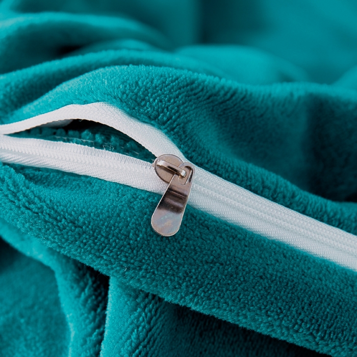 91家纺网 家纺一手货源 找家纺 畅畅家纺 2025新款亲肤舒适双拼牛奶绒纯色绣花床盖四件套 湖蓝