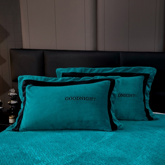 91家纺网 家纺一手货源 找家纺 畅畅家纺 2025新款亲肤舒适双拼牛奶绒纯色绣花床盖四件套 湖蓝