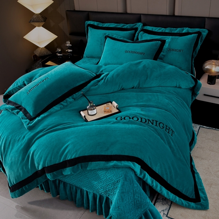 91家纺网 家纺一手货源 找家纺 畅畅家纺 2025新款亲肤舒适双拼牛奶绒纯色绣花床盖四件套 湖蓝