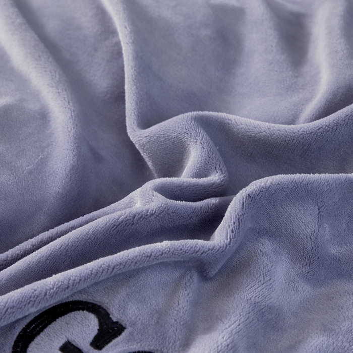 91家纺网 家纺一手货源 找家纺 畅畅家纺 2025新款亲肤舒适双拼牛奶绒纯色绣花床盖四件套 灰色