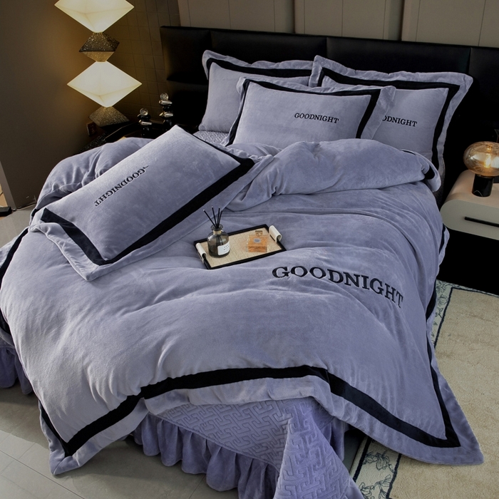 91家纺网 家纺一手货源 找家纺 畅畅家纺 2025新款亲肤舒适双拼牛奶绒纯色绣花床盖四件套 灰色