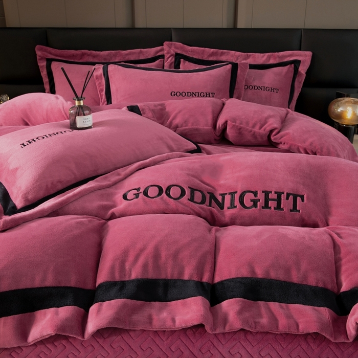 91家纺网 家纺一手货源 找家纺 畅畅家纺 2025新款亲肤舒适双拼牛奶绒纯色绣花床盖四件套 豆沙