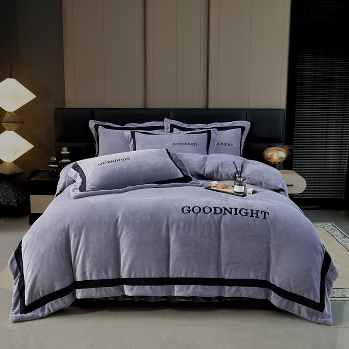 91家纺网 家纺一手货源 找家纺 畅畅家纺 2025新款亲肤舒适双拼牛奶绒纯色绣花床盖四件套 灰色