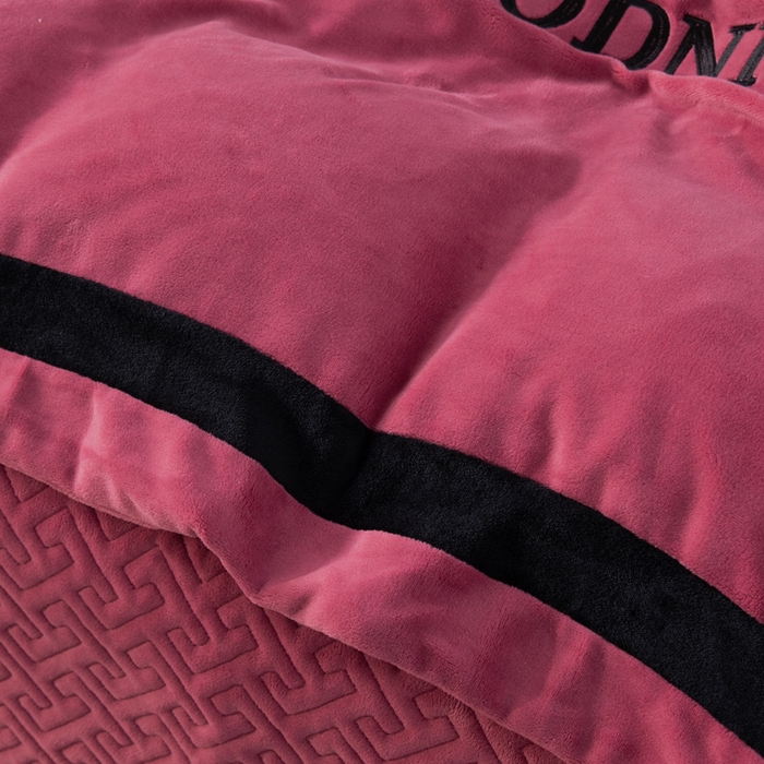 91家纺网 家纺一手货源 找家纺 畅畅家纺 2025新款亲肤舒适双拼牛奶绒纯色绣花床盖四件套 豆沙