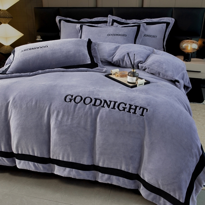 91家纺网 家纺一手货源 找家纺 畅畅家纺 2025新款亲肤舒适双拼牛奶绒纯色绣花床盖四件套 灰色