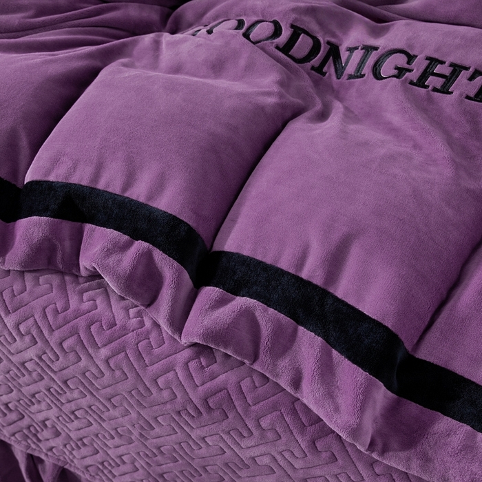 91家纺网 家纺一手货源 找家纺 畅畅家纺 2025新款亲肤舒适双拼牛奶绒纯色绣花床盖四件套 紫色