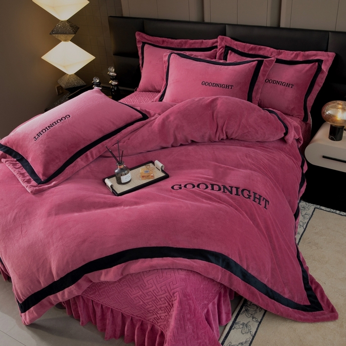 91家纺网 家纺一手货源 找家纺 畅畅家纺 2025新款亲肤舒适双拼牛奶绒纯色绣花床盖四件套 豆沙