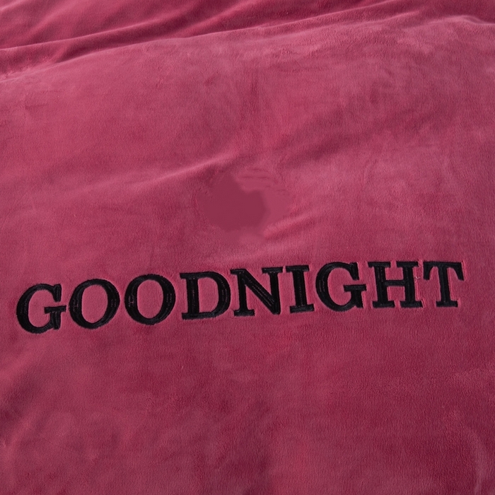 91家纺网 家纺一手货源 找家纺 畅畅家纺 2025新款亲肤舒适双拼牛奶绒纯色绣花床盖四件套 豆沙