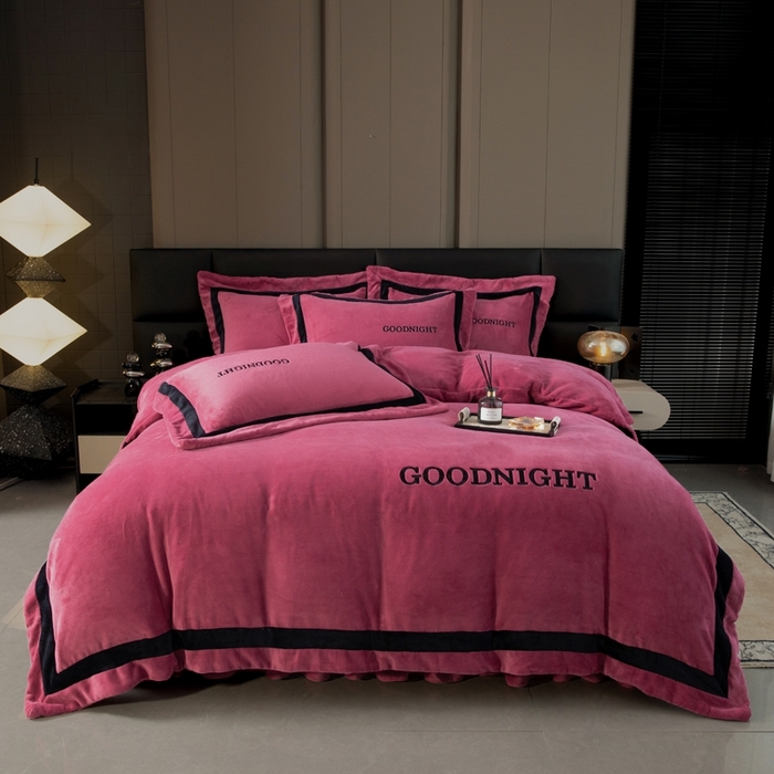 91家纺网 家纺一手货源 找家纺 畅畅家纺 2025新款亲肤舒适双拼牛奶绒纯色绣花床盖四件套 豆沙