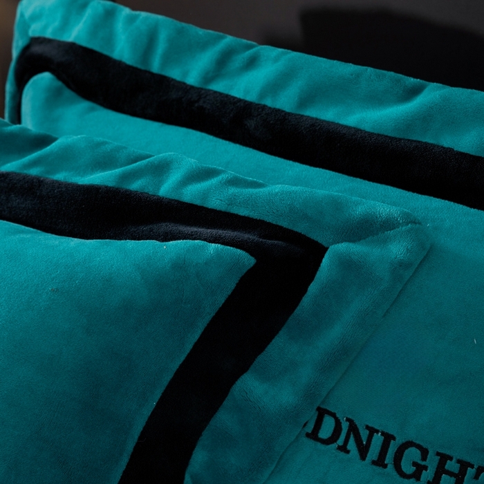 91家纺网 家纺一手货源 找家纺 畅畅家纺 2025新款亲肤舒适双拼牛奶绒纯色绣花床盖四件套 湖蓝