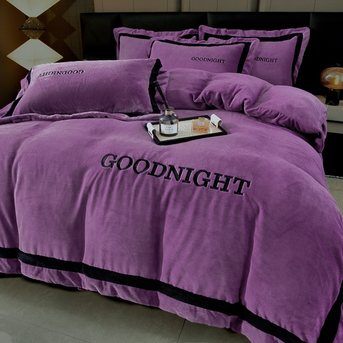 91家纺网 家纺一手货源 找家纺 畅畅家纺 2025新款亲肤舒适双拼牛奶绒纯色绣花床盖四件套 紫色