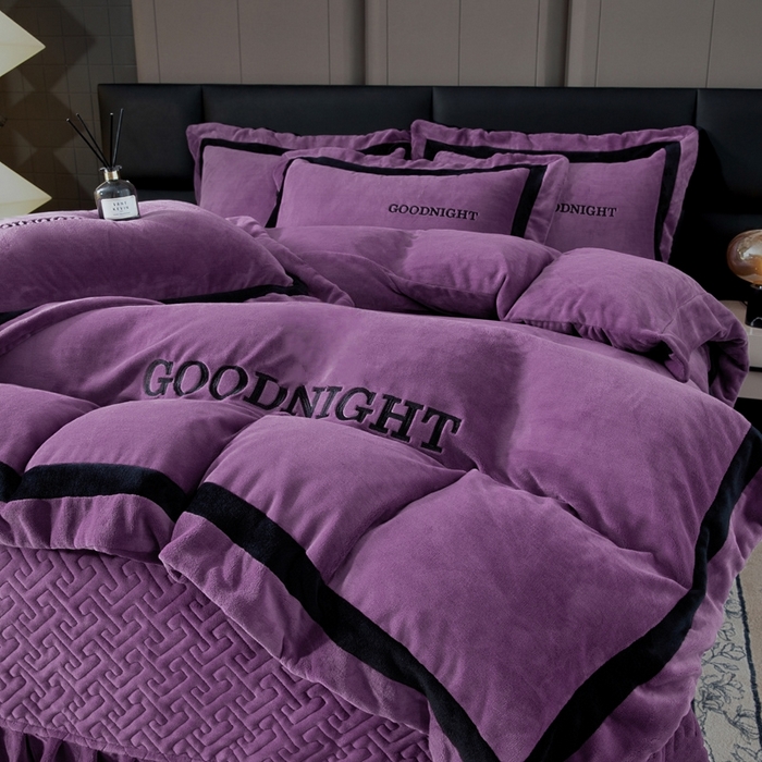 91家纺网 家纺一手货源 找家纺 畅畅家纺 2025新款亲肤舒适双拼牛奶绒纯色绣花床盖四件套 紫色