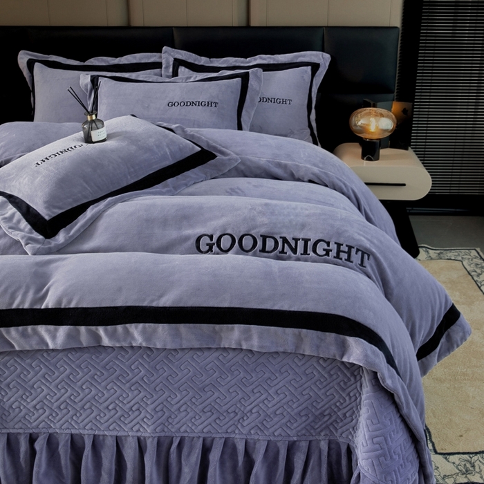 91家纺网 家纺一手货源 找家纺 畅畅家纺 2025新款亲肤舒适双拼牛奶绒纯色绣花床盖四件套 灰色