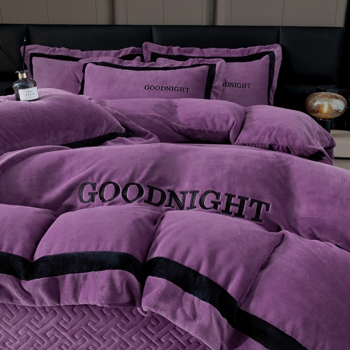 91家纺网 家纺一手货源 找家纺 畅畅家纺 2025新款亲肤舒适双拼牛奶绒纯色绣花床盖四件套 紫色