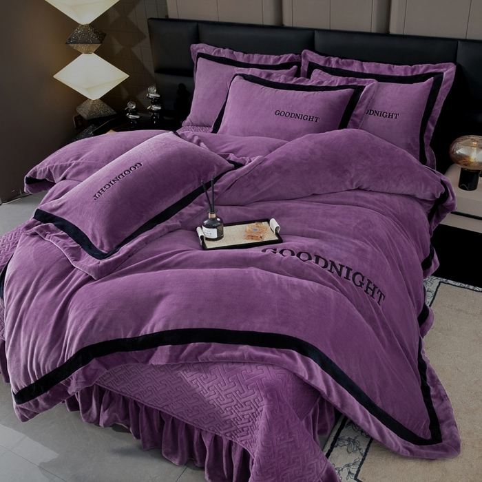 91家纺网 家纺一手货源 找家纺 畅畅家纺 2025新款亲肤舒适双拼牛奶绒纯色绣花床盖四件套 紫色