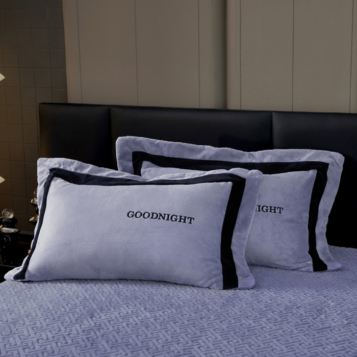 91家纺网 家纺一手货源 找家纺 畅畅家纺 2025新款亲肤舒适双拼牛奶绒纯色绣花床盖四件套 灰色