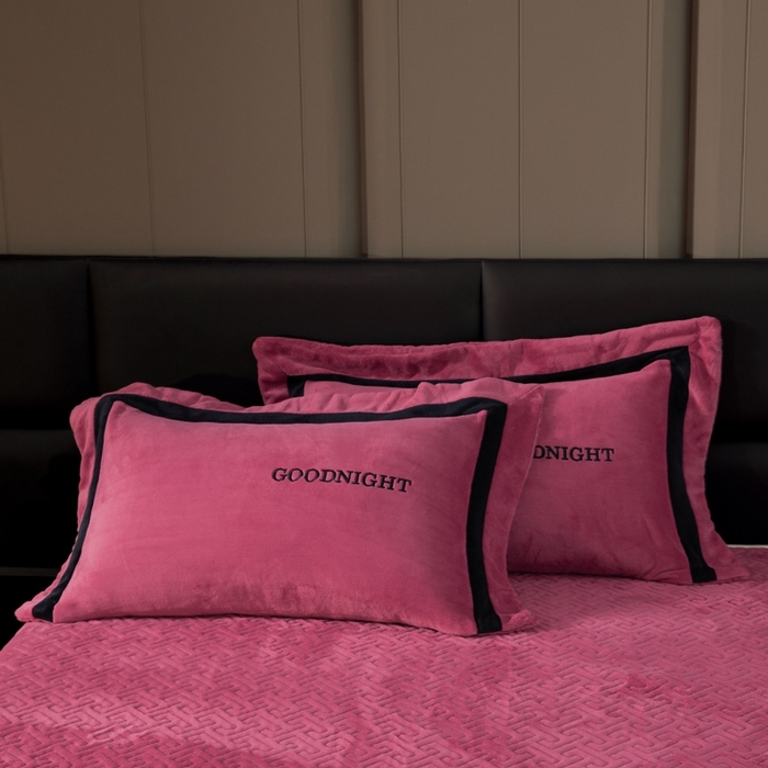 91家纺网 家纺一手货源 找家纺 畅畅家纺 2025新款亲肤舒适双拼牛奶绒纯色绣花床盖四件套 豆沙