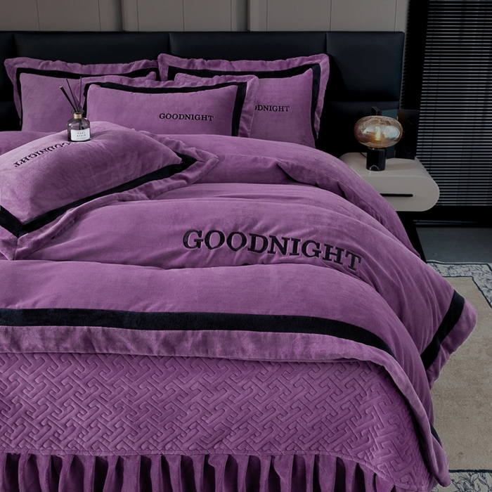 91家纺网 家纺一手货源 找家纺 畅畅家纺 2025新款亲肤舒适双拼牛奶绒纯色绣花床盖四件套 紫色