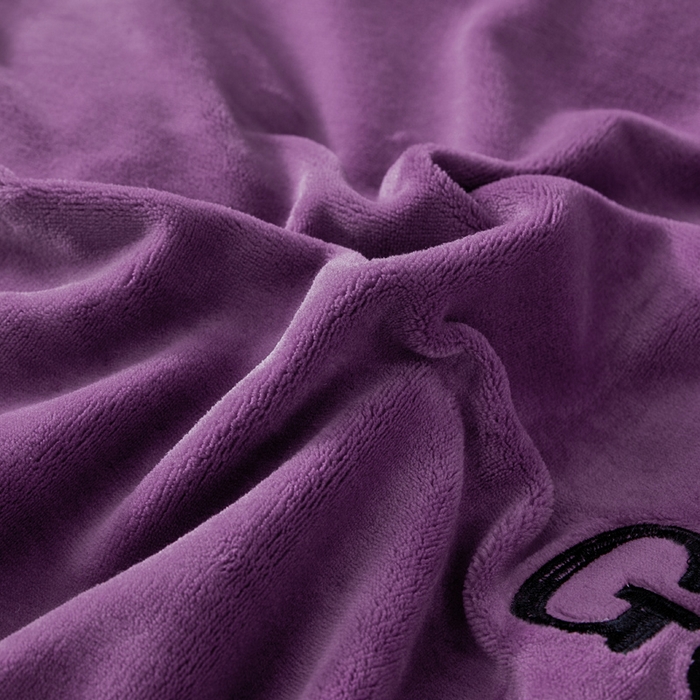 91家纺网 家纺一手货源 找家纺 畅畅家纺 2025新款亲肤舒适双拼牛奶绒纯色绣花床盖四件套 紫色