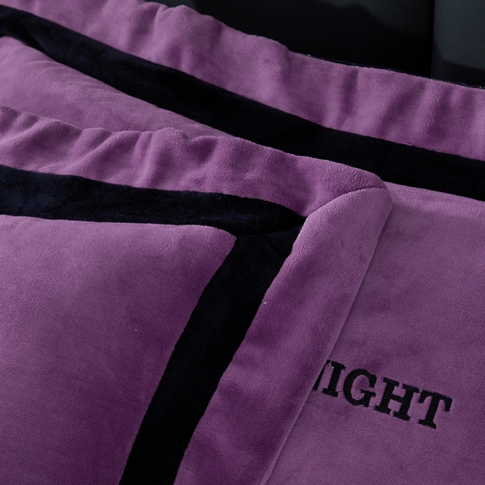 91家纺网 家纺一手货源 找家纺 畅畅家纺 2025新款亲肤舒适双拼牛奶绒纯色绣花床盖四件套 紫色