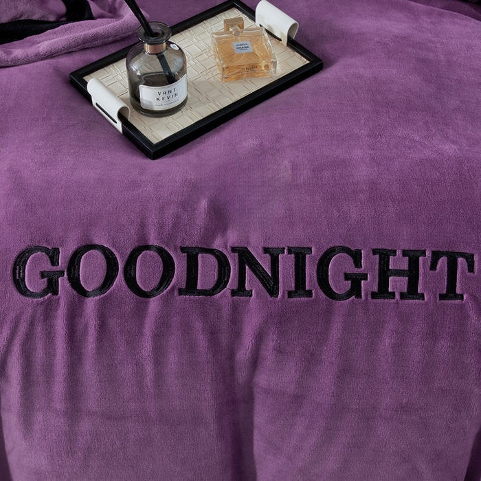 91家纺网 家纺一手货源 找家纺 畅畅家纺 2025新款亲肤舒适双拼牛奶绒纯色绣花床盖四件套 紫色