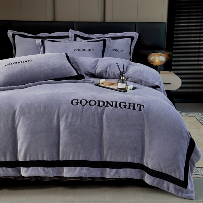 91家纺网 家纺一手货源 找家纺 畅畅家纺 2025新款亲肤舒适双拼牛奶绒纯色绣花床盖四件套 灰色