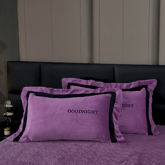 91家纺网 家纺一手货源 找家纺 畅畅家纺 2025新款亲肤舒适双拼牛奶绒纯色绣花床盖四件套 紫色