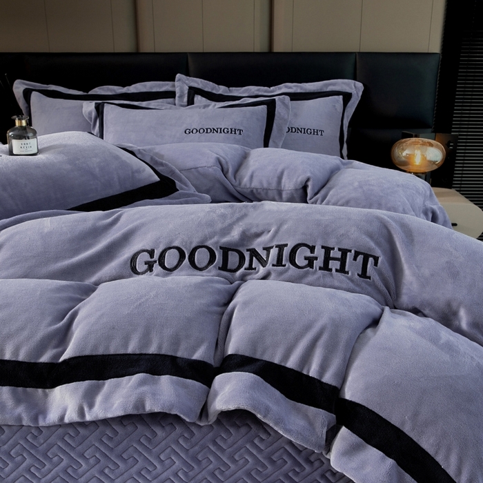 91家纺网 家纺一手货源 找家纺 畅畅家纺 2025新款亲肤舒适双拼牛奶绒纯色绣花床盖四件套 灰色