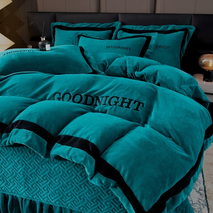 91家纺网 家纺一手货源 找家纺 畅畅家纺 2025新款亲肤舒适双拼牛奶绒纯色绣花床盖四件套 湖蓝