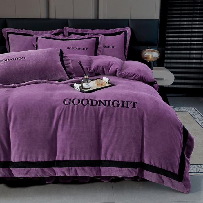 91家纺网 家纺一手货源 找家纺 畅畅家纺 2025新款亲肤舒适双拼牛奶绒纯色绣花床盖四件套 紫色