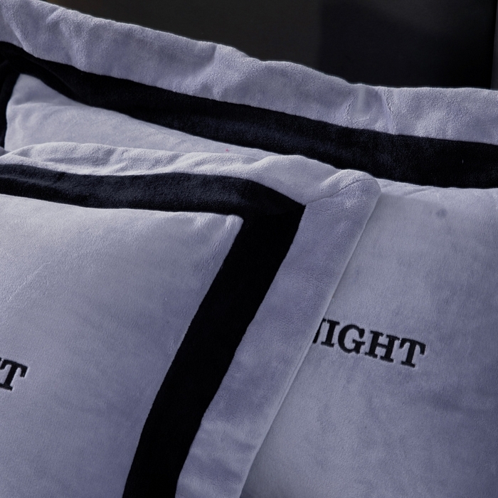 91家纺网 家纺一手货源 找家纺 畅畅家纺 2025新款亲肤舒适双拼牛奶绒纯色绣花床盖四件套 灰色