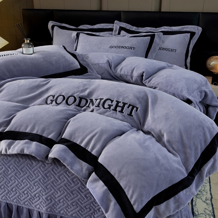 91家纺网 家纺一手货源 找家纺 畅畅家纺 2025新款亲肤舒适双拼牛奶绒纯色绣花床盖四件套 灰色