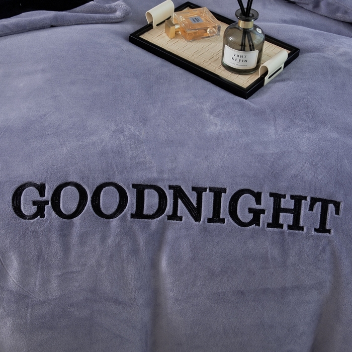 91家纺网 家纺一手货源 找家纺 畅畅家纺 2025新款亲肤舒适双拼牛奶绒纯色绣花床盖四件套 灰色