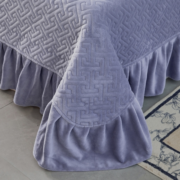 91家纺网 家纺一手货源 找家纺 畅畅家纺 2025新款亲肤舒适双拼牛奶绒纯色绣花床盖四件套 灰色