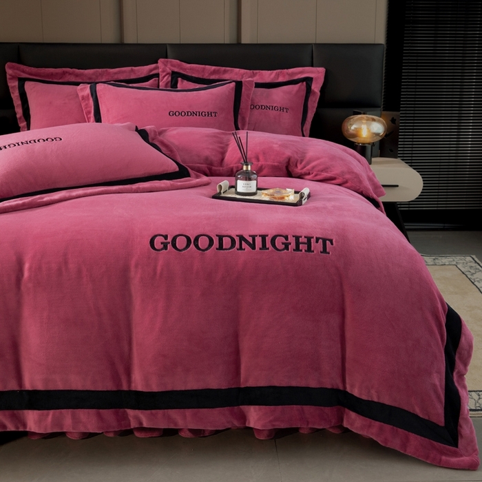 91家纺网 家纺一手货源 找家纺 畅畅家纺 2025新款亲肤舒适双拼牛奶绒纯色绣花床盖四件套 豆沙