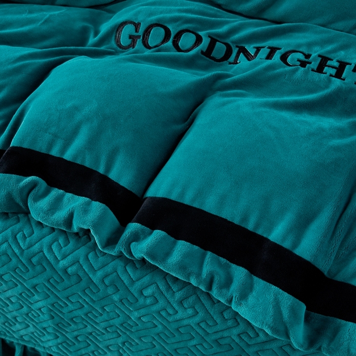 91家纺网 家纺一手货源 找家纺 畅畅家纺 2025新款亲肤舒适双拼牛奶绒纯色绣花床盖四件套 湖蓝