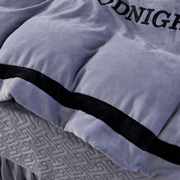 91家纺网 家纺一手货源 找家纺 畅畅家纺 2025新款亲肤舒适双拼牛奶绒纯色绣花床盖四件套 灰色