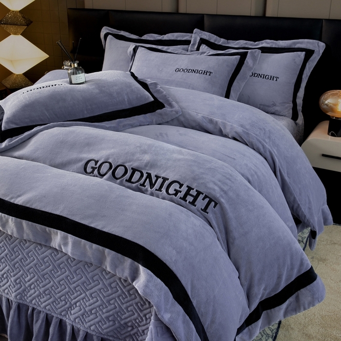 91家纺网 家纺一手货源 找家纺 （总）畅畅家纺 2025新款亲肤舒适双拼牛奶绒纯色绣花床盖四件套