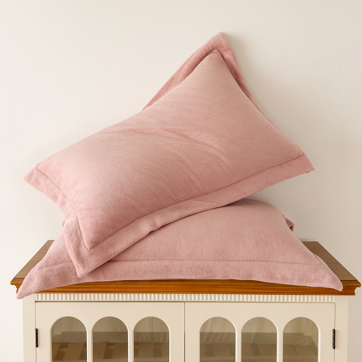 91家纺网 家纺一手货源 找家纺 好阁家纺 2025新款200克牛奶绒纯色枕套 湘妃粉