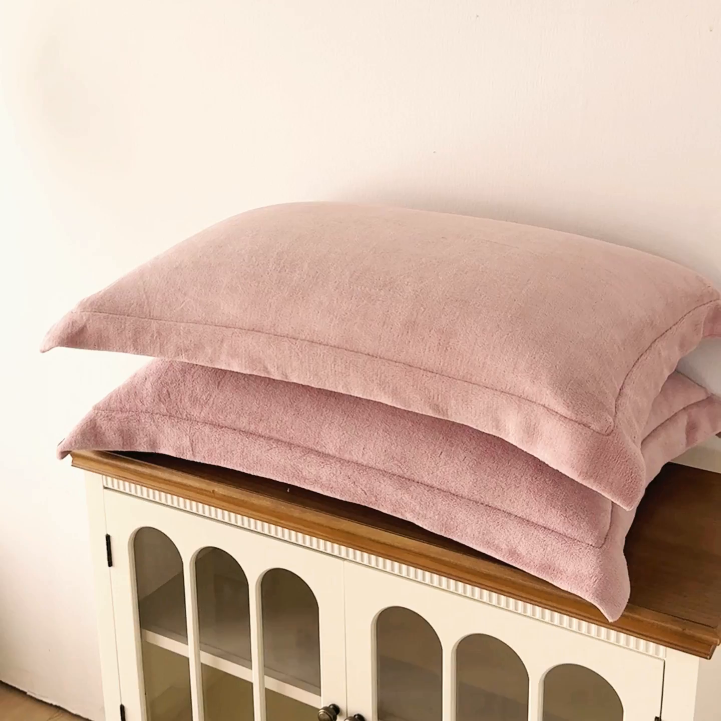 91家纺网 家纺一手货源 找家纺 好阁家纺 2025新款200克牛奶绒纯色枕套 湘妃粉