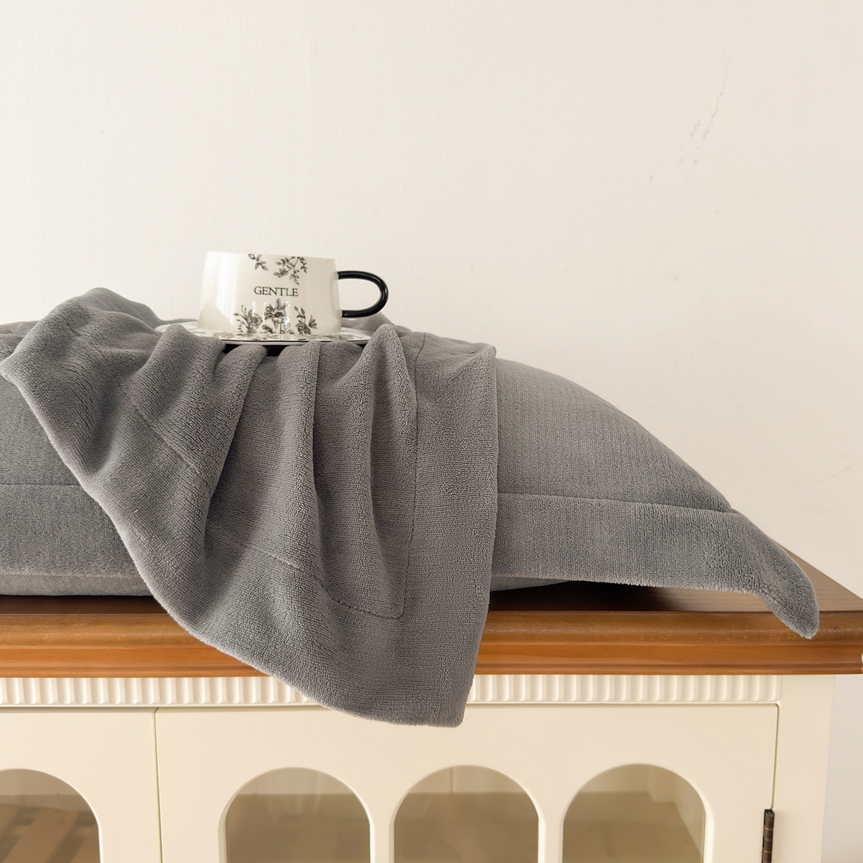 91家纺网 家纺一手货源 找家纺 好阁家纺 2025新款200克牛奶绒纯色枕套 星空灰