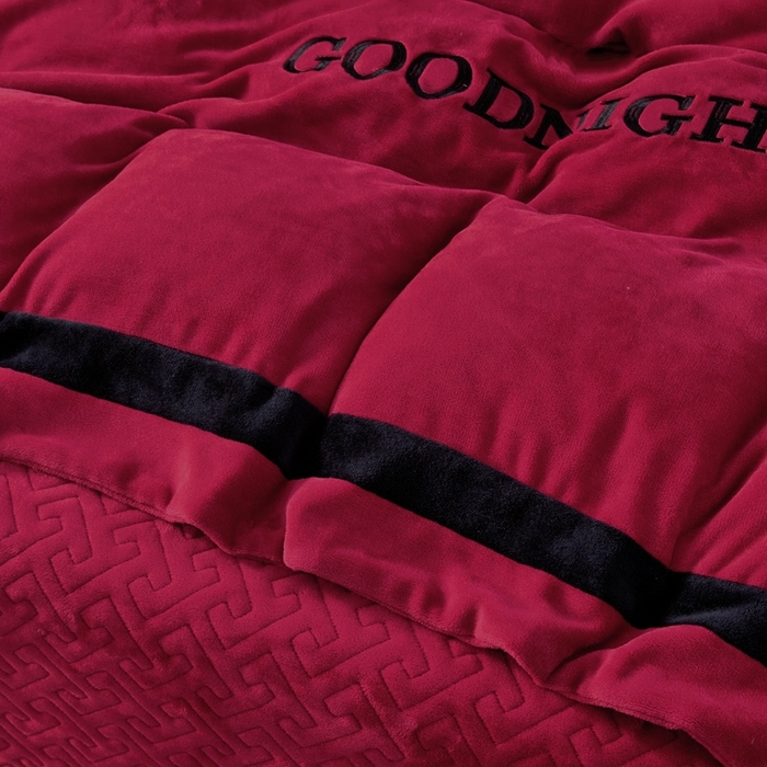 91家纺网 家纺一手货源 找家纺 畅畅家纺 2025新款亲肤舒适双拼牛奶绒纯色绣花床盖四件套 酒红